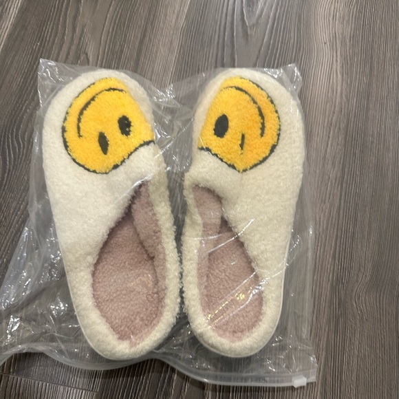 Brand new cozy slippers with smiley faces - size 6 - 7 - Picture 2 of 6
